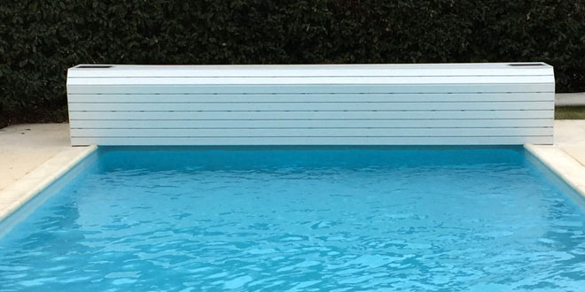 Volet immergé pour piscine avec renfort de poutre