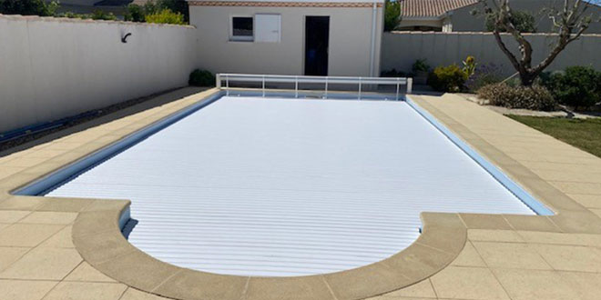 Volet hors sol pour piscine - Gamme Méditerranée - Blanc fermé