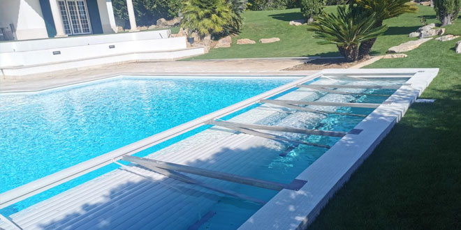 Volet immergé pour piscine avec renfort de poutre